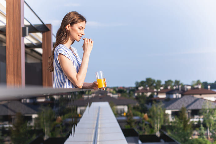 Frau auf einem Balkon